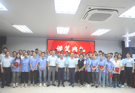 珠海龍獅瓶蓋公司組織表彰技能競(jìng)賽獲獎(jiǎng)選手、優(yōu)秀師徒并召開“師帶徒”拜師會(huì)